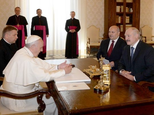 Лукашенко пригласил Франциска и Кирилла в Беларусь ради примирения на Донбассе