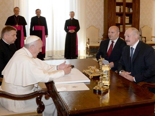 Лукашенко подарил Папе Римскому голографическую икону