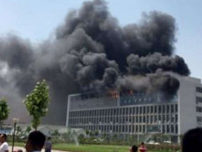 В Китае произошел пожар и взрывы на фабрике по пошиву одежды: есть жертвы
