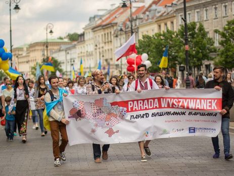 В Варшаве украинцы вместе с поляками, белорусами и крымскими татарами провели парад вышиванок. Фоторепортаж
