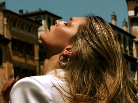 Брежнева снялась в мокрой одежде