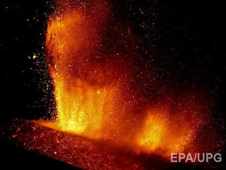 На Сицилии вулкан Этна выбросил фонтаны лавы. Видео