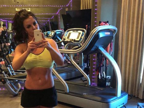 Спирс в микрошортах показала растяжку