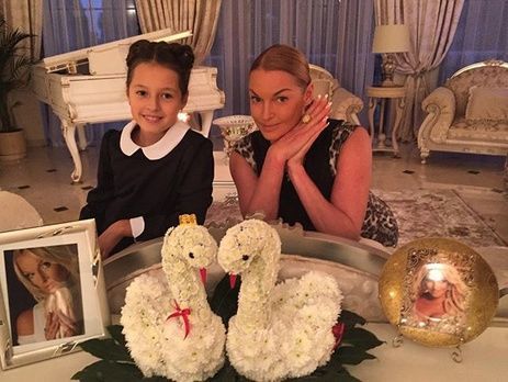 Десятилетняя дочь Волочковой делает себе макияж по примеру мамы