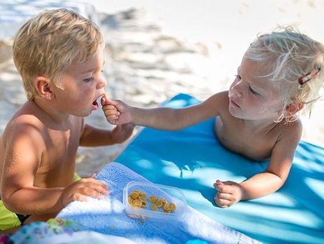 Двухлетнюю дочь Тимати поцеловал мальчик