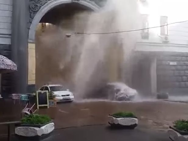 В центре Киева на улице Прорезной из-под земли бьет фонтан воды. Видео