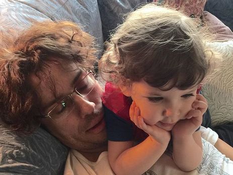 Сын Пугачевой Гарри залез в корзину и упал