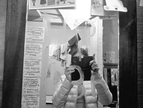 В квартире жены осужденного российского оппозиционера устроили погром и оставили надпись 