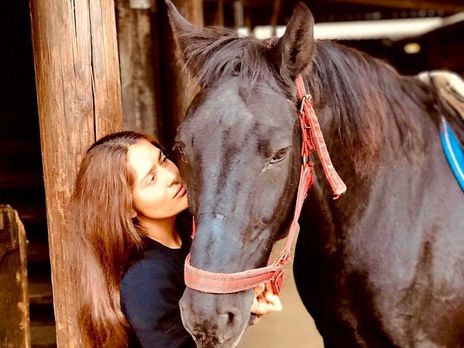 Хайек показала, как ездит верхом на лошади