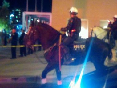 В США демонстранты подрались с полицией, пытаясь сорвать выступление Трампа