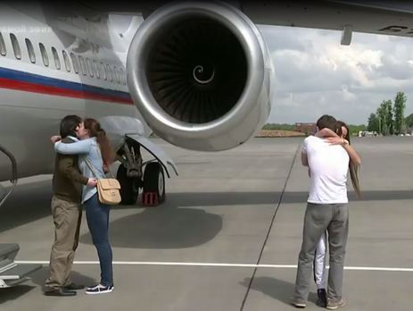 Ерофеева и Александрова в Москве встречали жены и три телевизионных группы. Видео