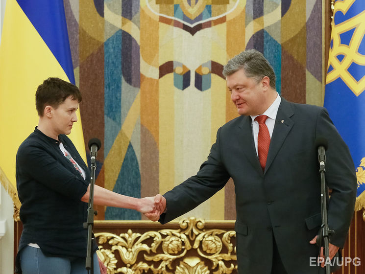 Порошенко вручил Савченко звезду Героя Украины