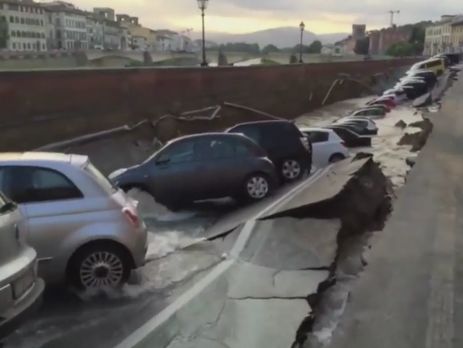 Во Флоренции обрушилась набережная. Видео