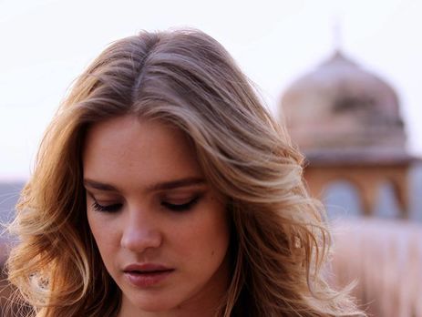 Водянова показала живот на позднем сроке беременности