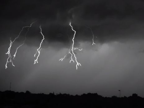 Ученые показали замедленную съемку разряда молнии. Видео