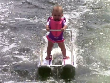 Шестимесячная американка установила рекорд езды на водных лыжах. Видео