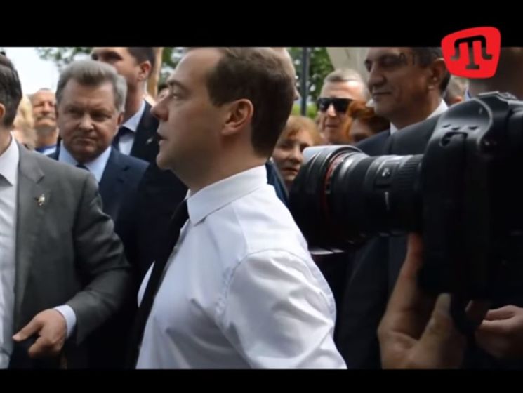 "Просто денег нет". Журналисты ATR сделали клип из заявления Медведева. Видео