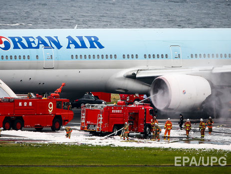 В аэропорту Токио за минуту до взлета загорелся самолет