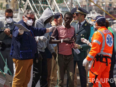 У берегов Италии перевернулась переполненная лодка с мигрантами, не менее 30 погибших. Видео