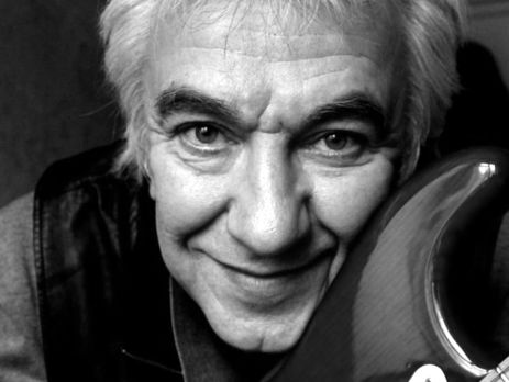 Умер первый гитарист 