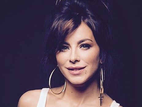 Ани Лорак рассказала, что ходит перед мужем Муратом в красивом халате и с прической