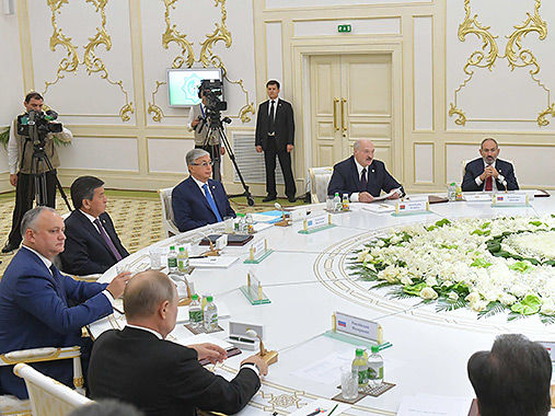 "Мы должны понимать, кто там может прийти к власти". Лукашенко призвал лидеров стран СНГ поддержать новую власть в Украине
