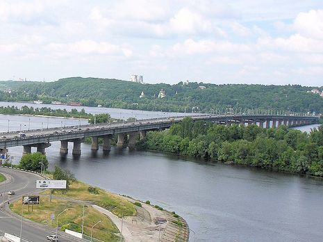 Житель Киева ночью 