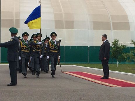 Порошенко передал погранслужбе почти 100 единиц техники