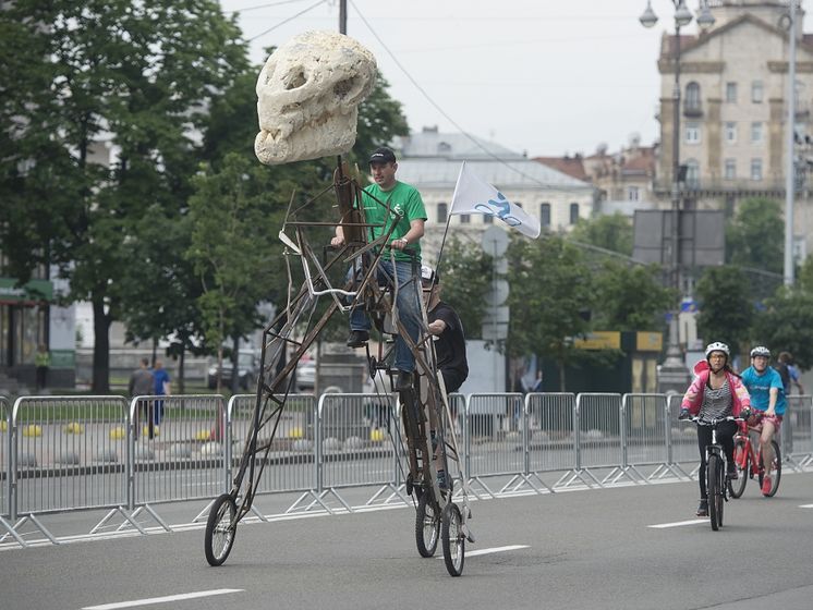 Динозавр, лодочник и бэби-прицеп. Велосипедисты решили праздновать День Киева на колесах. Видео