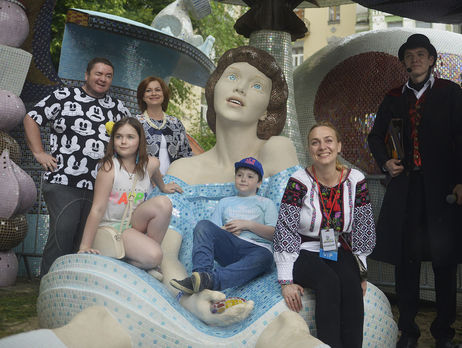 В Киеве на Пейзажной аллее появилась скульптура Алисы из Страны чудес