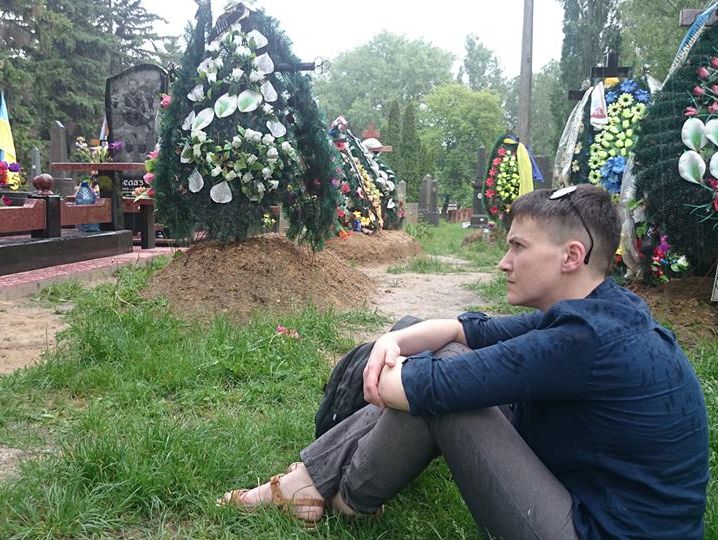 Савченко вместе с сестрой навестила могилы друзей, погибших в АТО
