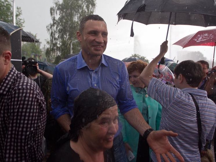 Кличко промок под ливнем на открытии светомузыкального фонтана в Киеве. Видео