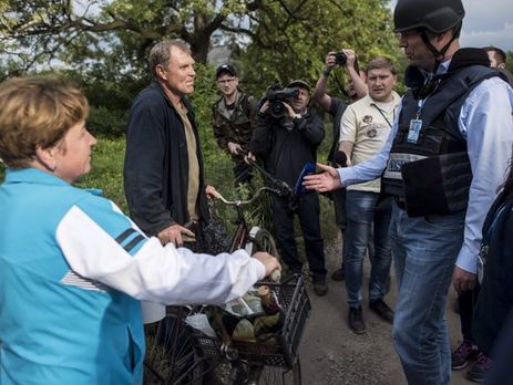 Замглавы миссии ОБСЕ Хуг заявил, что боевики не пропустили наблюдателей к Новоазовску, стреляя в воздух