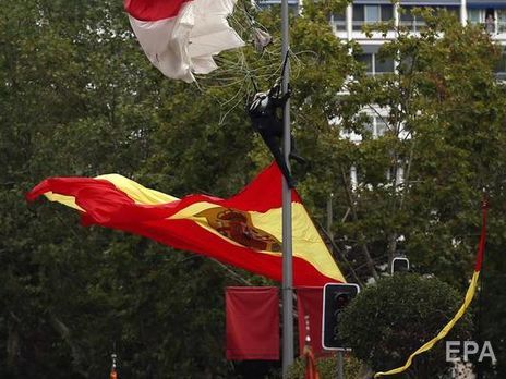 На параде в Мадриде парашютист повис на фонарном столбе. Видео