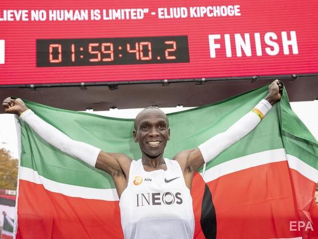 ﻿Кенієць Кіпчоге вперше в історії пробіг марафон менше ніж за дві години