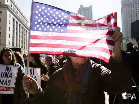 В США судьи заблокировали распоряжение администрации Трампа, ужесточающее выдачу Green Card