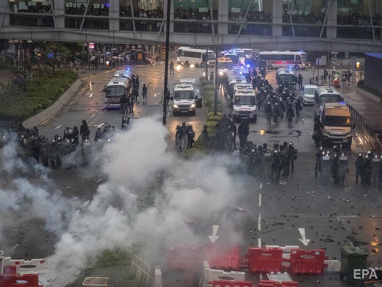 В Гонконге митингующие бросили "коктейли Молотова" в метро