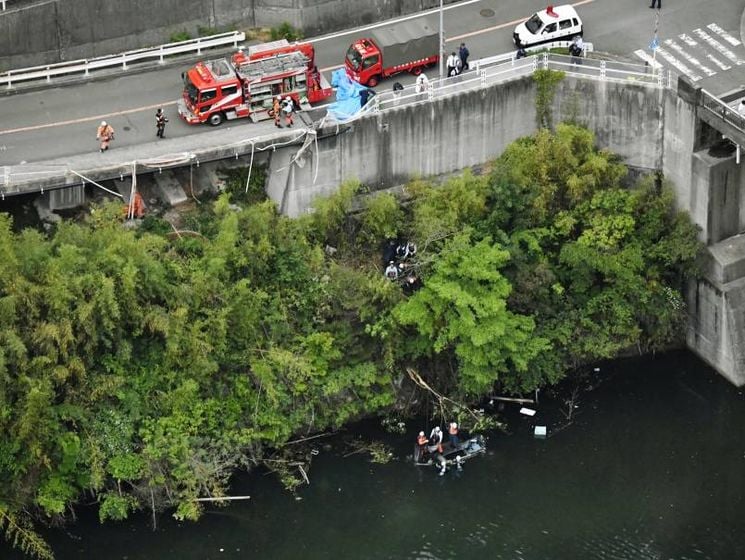 В Японии автобус с 23 пассажирами упал в водохранилище, пятеро погибших