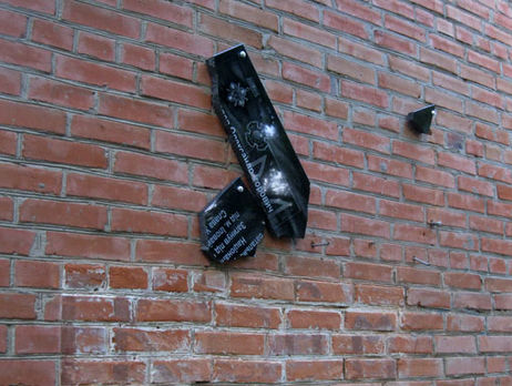 В Полтаве неизвестные разбили три мемориальные доски бойцам АТО