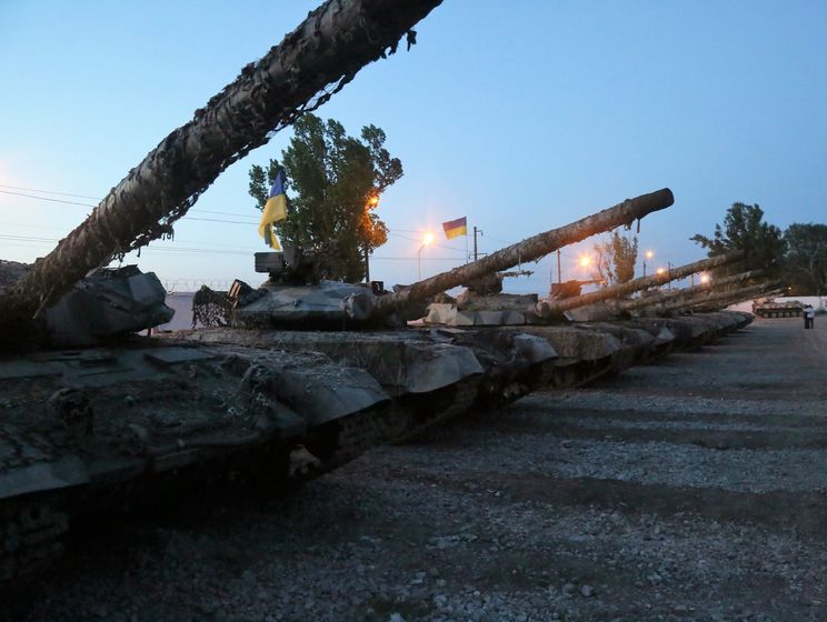 Аваков показал танки "Азова" в Мариуполе