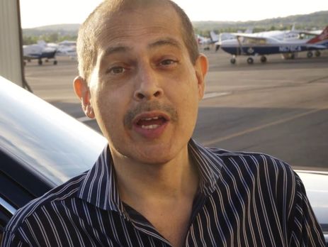 Пилот вырвал сыну зуб, привязав его веревкой к вертолету. Видео