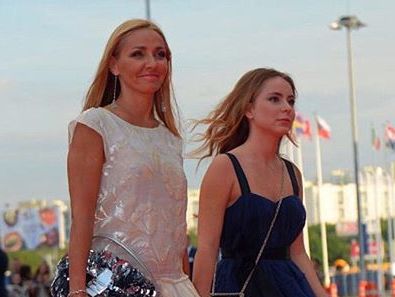 Навка вышла в свет со старшей дочерью