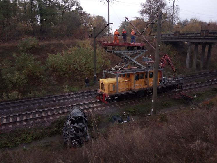 В Кировоградской области авто слетело с моста на железную дорогу, водитель погиб
