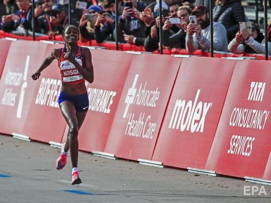 ﻿Спортсменка з Кенії Косгей побила світовий рекорд на марафонській дистанції