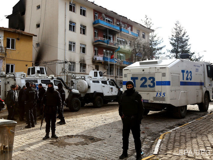 На юго-востоке Турции террористы подорвали полицейскую машину, четыре человека погибли