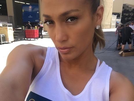 Лопес показала, как перед концертом маленький сын делает ей массаж