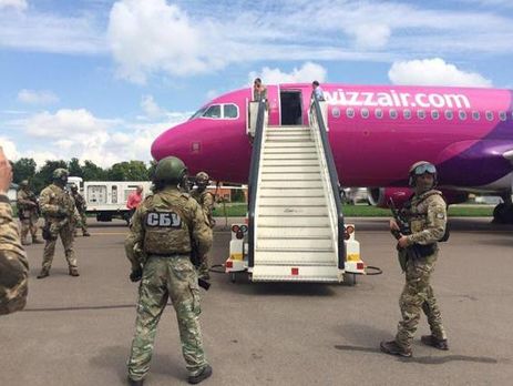 Полиция и спецслужбы искали взрывчатку на борту самолета в Жулянах. Фоторепортаж