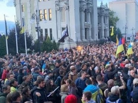 Под Офисом президента протестовали против разведения войск в Золотом и Петровском. Трансляция