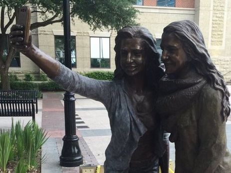 В Техасе появился памятник селфи