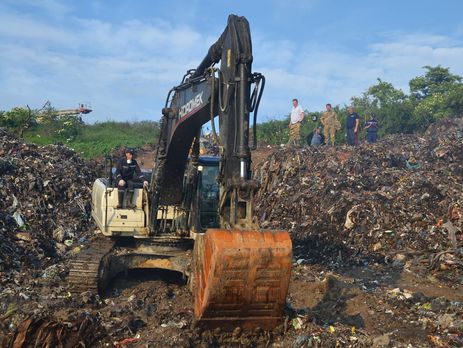 На львовской свалке под завалами ищут четвертого человека